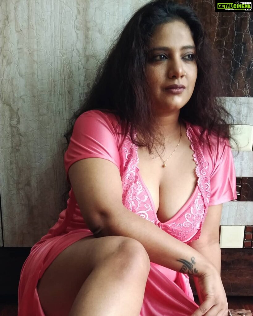 Kavita Radheshyam Instagram - प्यार नाल ना सही.. ग़ुस्से नाल वेख लिया कर.. बीमारा नू शिफा मिल जांदी है.. --Attaullah Khan Eesakhelvi ❤️