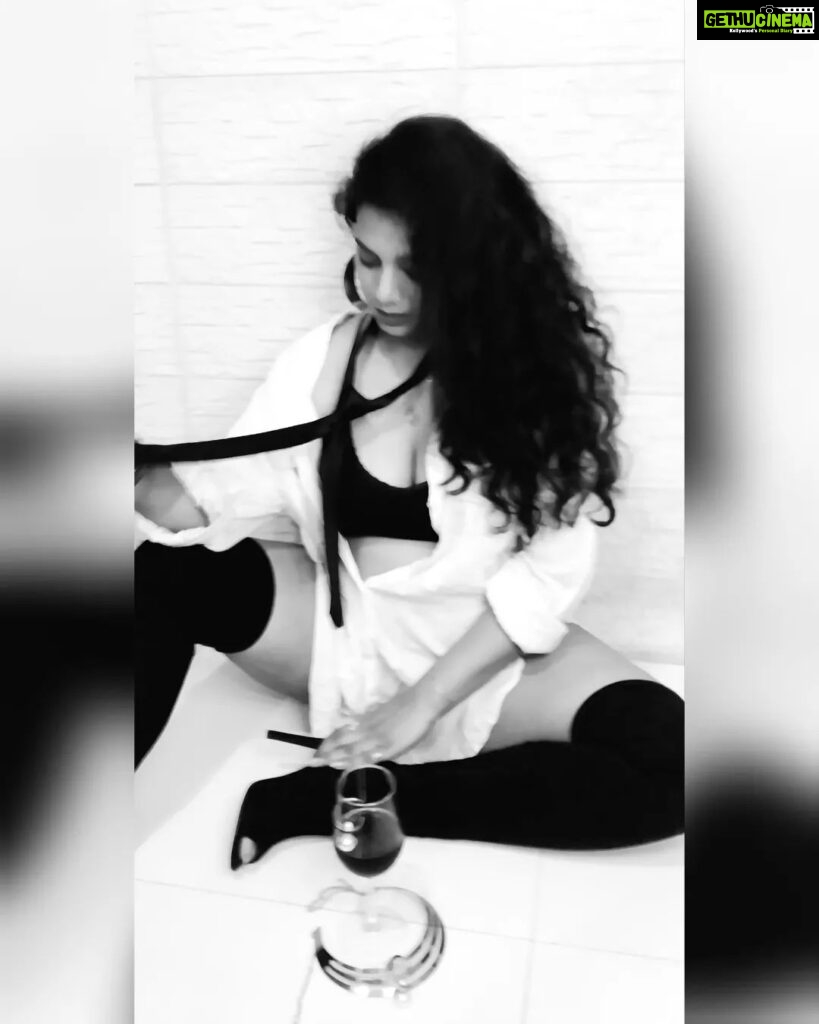 Kavita Radheshyam Instagram - Born to express, not to impress.. U&I♥