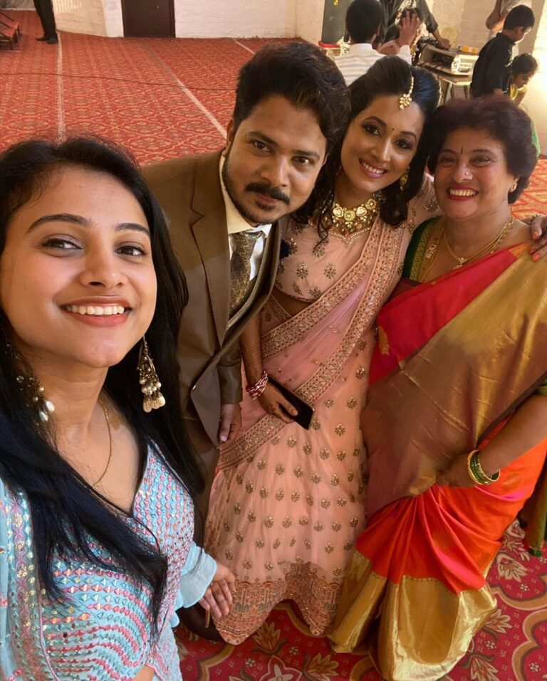 Kavitha Gowda Instagram - Congratulations to Swathi ithihas….. may you find your best friend in eachother & party with your own gang - family …. happy married life & Łódź of love to all of you Ps- sorry guys could not click a picture with the couple …