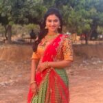 Kavitha Gowda Instagram - #aaahakalyanam show ❤️❤️🤍🤍 Wearing - @chandangowda_official Jewellery- @beadedtreasuresjewelry #chennai #evp #treditionalwear #weddingwear @zeetamizh EVP Film City