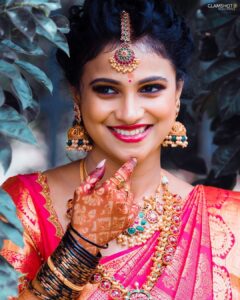 Kavitha Gowda Instagram - Picture credits -  @glamshotz_official 

@praveen_naik07 

Makup - @makeupby_tejashwini
@glamshotz_makeovers

Nail art - @luxurynailroom 

Costum -  @shimmer_designer_studio 
Mehendi - @mehendistoriesbykiran 
Decor -  @______arjun__gowda 
Jewellery - @velvetboxby