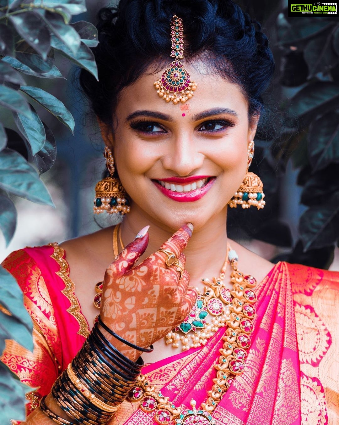Kavitha Gowda - 60.4K Likes - Picture credits - @glamshotz_official
@praveen_naik07
Makup - @makeupby_tejashwini
@glamshotz_makeovers
Nail art - @luxurynailroom
Costum - @shimmer_designer_studio
Mehendi - @mehendistoriesbykiran
Decor - @______arjun__gowda
Jewellery - @velvetboxby