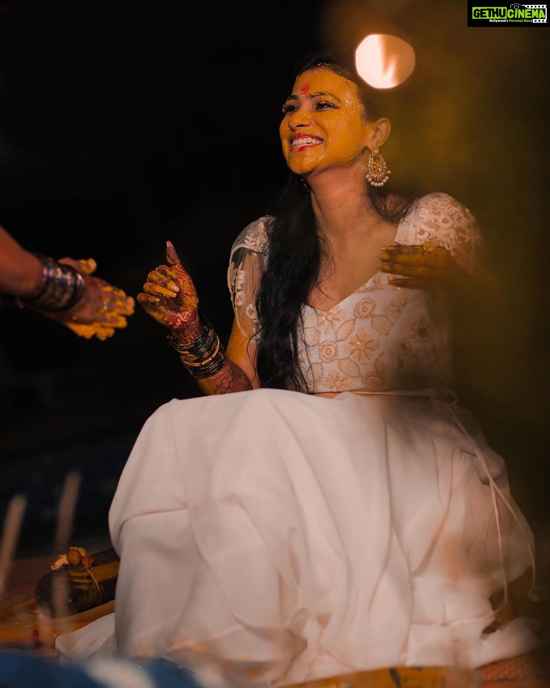 Kavitha Gowda - 65.3K Likes - #arishnashastra 😁
.
.
.
.
.
Picture credits - @rsclicks95
@jackiesandesh4754
Makup - @makeupby_tejashwini
@glamshotz_makeovers
Costum - @shimmer_designer_studio
Mehendi - @mehendistoriesbykiran
Decor - @______arjun__gowda