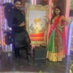 Kavitha Gowda Instagram - #aaahakalyanam show ❤️❤️🤍🤍 Wearing - @chandangowda_official Jewellery- @beadedtreasuresjewelry #chennai #evp #treditionalwear #weddingwear @zeetamizh EVP Film City
