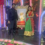 Kavitha Gowda Instagram - #aaahakalyanam show ❤️❤️🤍🤍 Wearing - @chandangowda_official Jewellery- @beadedtreasuresjewelry #chennai #evp #treditionalwear #weddingwear @zeetamizh EVP Film City