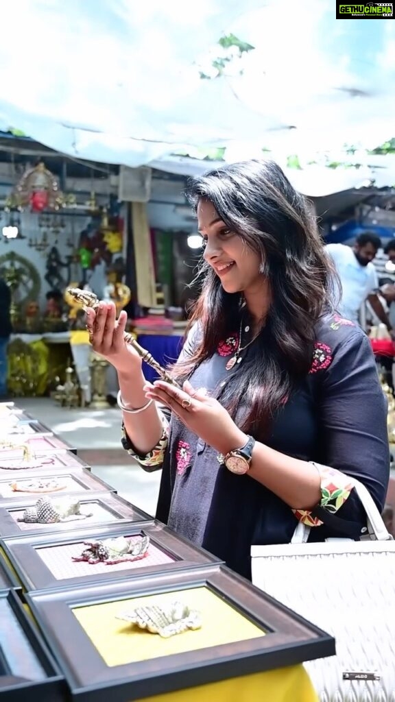 Kavitha Gowda Instagram - Bengaluru Utsava - A greatest festive flea, offers you a wide range of Art, Crafts, Clothing, Jewelry, Home Decor, Furniture, Handicraft’s products along with Food, Music, Artisan Performance, and much more from exhibitors all across India Date: 4th August 2023 to 13th August 2023 (10 Days) Timings: 11 AM to 7 PM Venue: Karnataka Chitrakala Parishath, Kumar Krupa Road, Near Shivananda Circle, Bengaluru. 100+ Shopping Stalls | Weekend Live Performance | Much More... FREE ENTRY...! #chitrkalaparishat #bangaluruutsav #artmella #craftmela #handmadejewelry #handmadecrafts #handmadegifts #handmadeceramics #handmadewithlove #handmadebag #handmadeshoes #handmadeaccessories #manufacturerstocustomers #earthyjewelry #handmadeproducts #gamesforkids . #kavithagowda #ckstudios