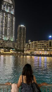 Kavitha Gowda Instagram - Fountain show , #dubai #fountainshow #travelphotography #travel #dubaidairies #familyvacation #kavitha #kavithagowda #memories