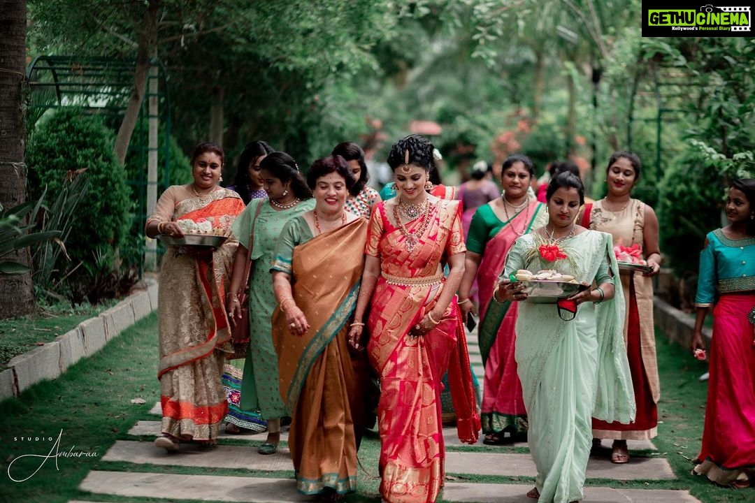 Kavitha Gowda - 83.1K Likes - When we have each other , we have everything 😁😁
#familygoals
Ps - mask was taken off only for the pictures .. we have strictly followed covid rules as it our family ... and we are also worried about their health ...