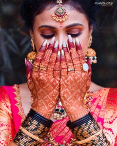 Kavitha Gowda Instagram - Picture credits -  @glamshotz_official 

@praveen_naik07 

Makup - @makeupby_tejashwini
@glamshotz_makeovers

Nail art - @luxurynailroom 

Costum -  @shimmer_designer_studio 
Mehendi - @mehendistoriesbykiran 
Decor -  @______arjun__gowda 
Jewellery - @velvetboxby