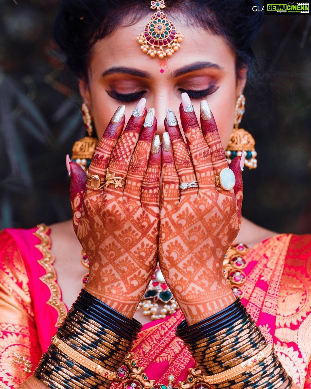 Kavitha Gowda - 74.4K Likes - Picture credits - @glamshotz_official
@praveen_naik07
Makup - @makeupby_tejashwini
@glamshotz_makeovers
Nail art - @luxurynailroom
Costum - @shimmer_designer_studio
Mehendi - @mehendistoriesbykiran
Decor - @______arjun__gowda
Jewellery - @velvetboxby