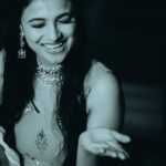 Kavitha Gowda Instagram – #mehendinight ..
Now I’m gonna put in words or 2 and you guys use your imagination and guess what happen … here it goes 

Heavy rain 
Mehendi artist sad 
Family late 
Family angry 
Chandu confused 
Friends running around ..
Me Laughing 
Final output – 🤔

Hehe I’m wondering what all stories you guys will come up with 😁😁
Looking forward 🤪😉

Picture credits –  @studioambaraa 

Makup – @makeupby_tejashwini
@glamshotz_makeovers

Costum –  @shimmer_designer_studio 
Mehendi – @mehendistoriesbykiran 
Decor –  @______arjun__gowda 
Jewellery – @velvetboxby @beaded_treasures_jewelry @sreeramajewels .
