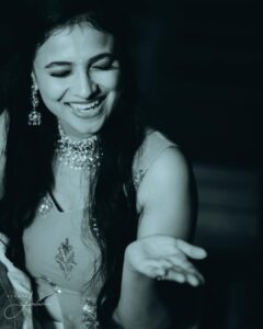 Kavitha Gowda Instagram - #mehendinight ..
Now I’m gonna put in words or 2 and you guys use your imagination and guess what happen ... here it goes 

Heavy rain 
Mehendi artist sad 
Family late 
Family angry 
Chandu confused 
Friends running around ..
Me Laughing 
Final output - 🤔

Hehe I’m wondering what all stories you guys will come up with 😁😁
Looking forward 🤪😉

Picture credits -  @studioambaraa 

Makup - @makeupby_tejashwini
@glamshotz_makeovers

Costum -  @shimmer_designer_studio 
Mehendi - @mehendistoriesbykiran 
Decor -  @______arjun__gowda 
Jewellery - @velvetboxby @beaded_treasures_jewelry @sreeramajewels .
