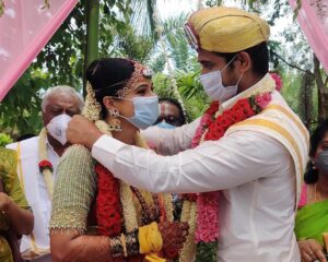 Kavitha Gowda Instagram - ಮನೆ ಮದುವೆ, ಮದುವೆ ಮನೆ.
Not glorious but filled with happiness..

Married to @chandan_kumar_official ❤️❤️