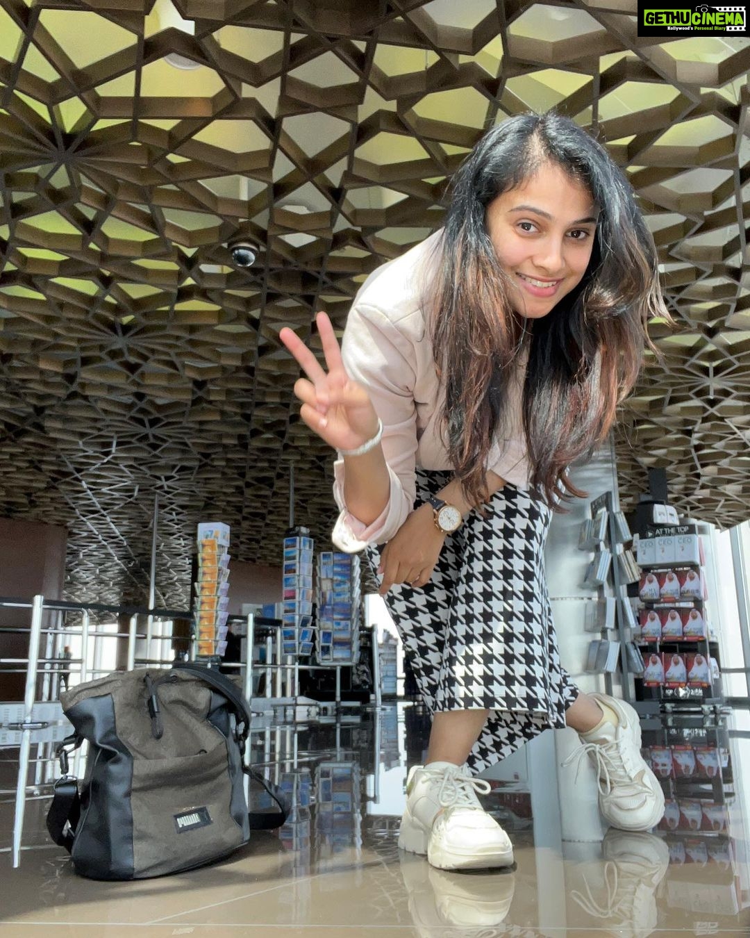 Kavitha Gowda Instagram - When I try to get along with the Instagram pic pro ππβ¦. #happygoluckygirl #happywife #happyfriday #happynewyear to meβ¦.. #dubai #dubaidiaries #kavithagowda #chandankumar #burjkhalifa
