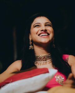 Kavitha Gowda Instagram - #mehendinight ..
Now I’m gonna put in words or 2 and you guys use your imagination and guess what happen ... here it goes 

Heavy rain 
Mehendi artist sad 
Family late 
Family angry 
Chandu confused 
Friends running around ..
Me Laughing 
Final output - 🤔

Hehe I’m wondering what all stories you guys will come up with 😁😁
Looking forward 🤪😉

Picture credits -  @studioambaraa 

Makup - @makeupby_tejashwini
@glamshotz_makeovers

Costum -  @shimmer_designer_studio 
Mehendi - @mehendistoriesbykiran 
Decor -  @______arjun__gowda 
Jewellery - @velvetboxby @beaded_treasures_jewelry @sreeramajewels .