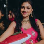 Kavitha Gowda Instagram – #mehendinight ..
Now I’m gonna put in words or 2 and you guys use your imagination and guess what happen … here it goes 

Heavy rain 
Mehendi artist sad 
Family late 
Family angry 
Chandu confused 
Friends running around ..
Me Laughing 
Final output – 🤔

Hehe I’m wondering what all stories you guys will come up with 😁😁
Looking forward 🤪😉

Picture credits –  @studioambaraa 

Makup – @makeupby_tejashwini
@glamshotz_makeovers

Costum –  @shimmer_designer_studio 
Mehendi – @mehendistoriesbykiran 
Decor –  @______arjun__gowda 
Jewellery – @velvetboxby @beaded_treasures_jewelry @sreeramajewels .