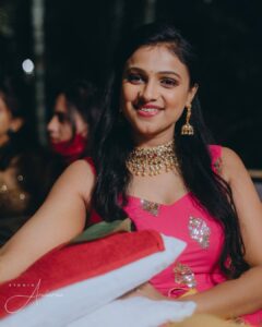 Kavitha Gowda Instagram - #mehendinight ..
Now I’m gonna put in words or 2 and you guys use your imagination and guess what happen ... here it goes 

Heavy rain 
Mehendi artist sad 
Family late 
Family angry 
Chandu confused 
Friends running around ..
Me Laughing 
Final output - 🤔

Hehe I’m wondering what all stories you guys will come up with 😁😁
Looking forward 🤪😉

Picture credits -  @studioambaraa 

Makup - @makeupby_tejashwini
@glamshotz_makeovers

Costum -  @shimmer_designer_studio 
Mehendi - @mehendistoriesbykiran 
Decor -  @______arjun__gowda 
Jewellery - @velvetboxby @beaded_treasures_jewelry @sreeramajewels .