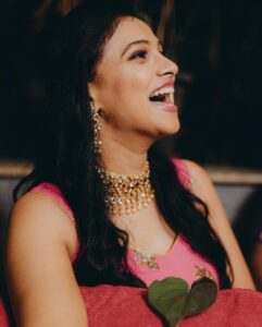 Kavitha Gowda Instagram - #mehendinight ..
Now I’m gonna put in words or 2 and you guys use your imagination and guess what happen ... here it goes 

Heavy rain 
Mehendi artist sad 
Family late 
Family angry 
Chandu confused 
Friends running around ..
Me Laughing 
Final output - 🤔

Hehe I’m wondering what all stories you guys will come up with 😁😁
Looking forward 🤪😉

Picture credits -  @studioambaraa 

Makup - @makeupby_tejashwini
@glamshotz_makeovers

Costum -  @shimmer_designer_studio 
Mehendi - @mehendistoriesbykiran 
Decor -  @______arjun__gowda 
Jewellery - @velvetboxby @beaded_treasures_jewelry @sreeramajewels .