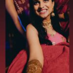Kavitha Gowda Instagram – #mehendinight ..
Now I’m gonna put in words or 2 and you guys use your imagination and guess what happen … here it goes 

Heavy rain 
Mehendi artist sad 
Family late 
Family angry 
Chandu confused 
Friends running around ..
Me Laughing 
Final output – 🤔

Hehe I’m wondering what all stories you guys will come up with 😁😁
Looking forward 🤪😉

Picture credits –  @studioambaraa 

Makup – @makeupby_tejashwini
@glamshotz_makeovers

Costum –  @shimmer_designer_studio 
Mehendi – @mehendistoriesbykiran 
Decor –  @______arjun__gowda 
Jewellery – @velvetboxby @beaded_treasures_jewelry @sreeramajewels .