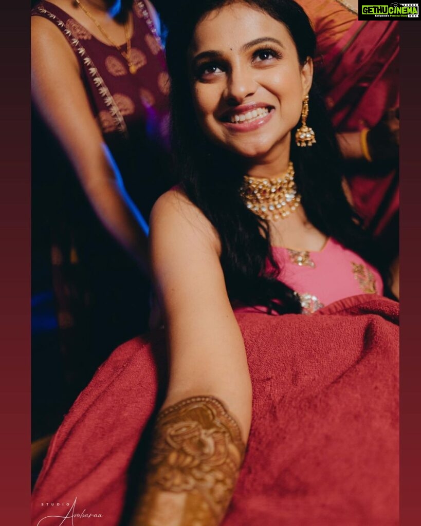Kavitha Gowda Instagram - #mehendinight .. Now I’m gonna put in words or 2 and you guys use your imagination and guess what happen ... here it goes Heavy rain Mehendi artist sad Family late Family angry Chandu confused Friends running around .. Me Laughing Final output - 🤔 Hehe I’m wondering what all stories you guys will come up with 😁😁 Looking forward 🤪😉 Picture credits - @studioambaraa Makup - @makeupby_tejashwini @glamshotz_makeovers Costum - @shimmer_designer_studio Mehendi - @mehendistoriesbykiran Decor - @______arjun__gowda Jewellery - @velvetboxby @beaded_treasures_jewelry @sreeramajewels .