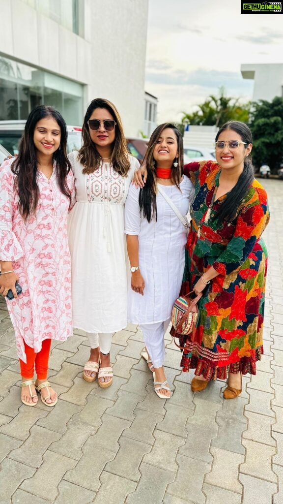 Kavitha Gowda Instagram - Campaigning day at Chickabalapura!Shot this reel With these cuties @geetha.bharathi.bhat @iam.kavitha_official @deepika__das before we ended campaigning for elections 2023