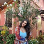 Kavya Thapar Instagram - In conversations with flowers 🌺