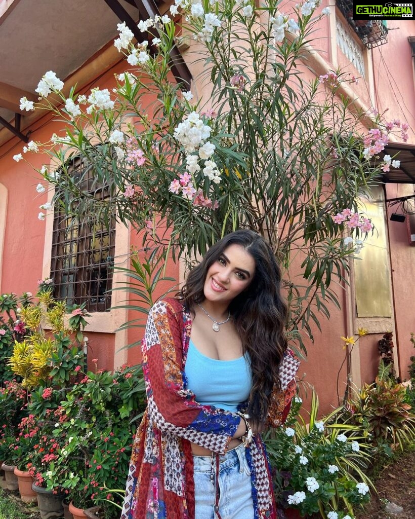 Kavya Thapar Instagram - In conversations with flowers 🌺