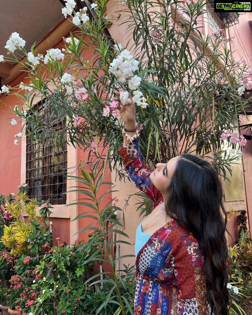 Kavya Thapar Instagram - In conversations with flowers 🌺