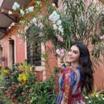 Kavya Thapar Instagram – In conversations with flowers 🌺