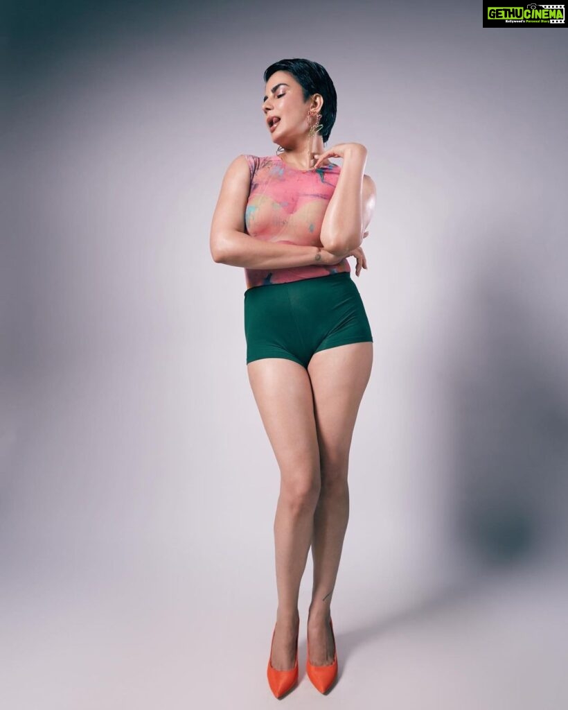 Kirti Kulhari Instagram - Stepping into the week like...Embracing the fierce, the cute, and everything in between! Photographer: @mrinmaiparab Make up by: @mua_anuradharaman Make up assisted by: @madhuradeokute Styled by: @shivangiishrivastav #UnapologeticallyMe #ModernChic #mondaymood #styling #beyou
