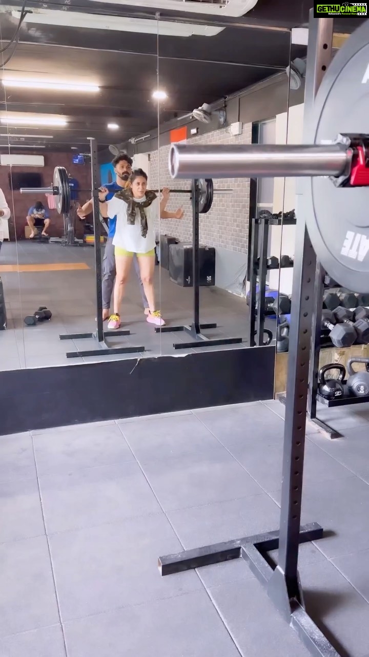Kishwer Merchant Instagram - Tried 60kgs squats yesterday .. my first attempt , did 10 reps !! My fitness level is so much better now , all thanks to @iam_abhijithpoojary 💪 I am so glad it's a routine .. love the energy I carry all day too thanks to CrossFit ✌🏼 Thank u @suyyashrai for capturing it ❤️
