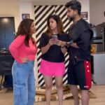 Kishwer Merchant Instagram – Arrreeee ye mere saath hi kyo hota hai ??? 😣😣😣
.
#threemusketeers #trio #funnyvideos #comedy #comedyreels #funnyreels