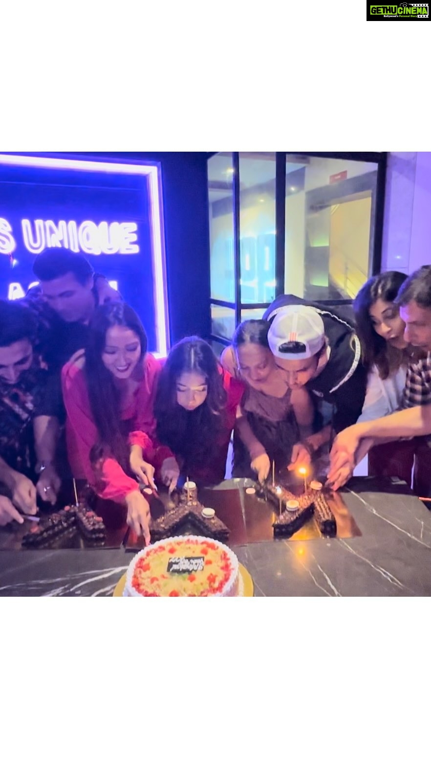 Kishwer Merchant Instagram - Not me cutting cake and feeding myself first 🤣🤣🤣 Here’s a Happy Dance 🤣💃🏻 Happy 9 years of Kaise Yeh Yaariaan!!! ♥️ Thankyou @hop.houseofpandora #kyy #reelsindia #reelsinstagram #reelsvideo #trendingreels #trending #viral #mission #cast #9 #success #happy #grateful