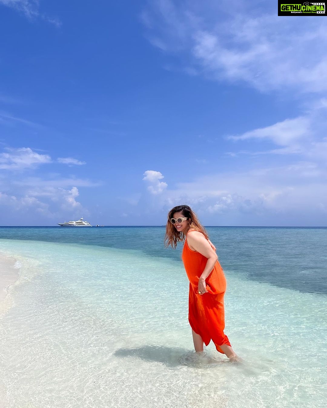 Kishwer Merchant Instagram - Mind in Maldives 🤩🥂 Body in Bombay in Viral 😷🥴