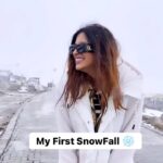 Kishwer Merchant Instagram - 26/6/23 will always be very special .. my first snowfall .. 🤩 I kept saying no for the trip but it was meant to be and that's why I was there ! Bete @arryamanseth most beautiful experience ever , birthday tera that but gift sabko mila ❤️