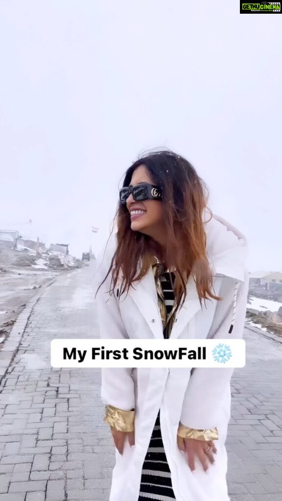 Kishwer Merchant Instagram - 26/6/23 will always be very special .. my first snowfall .. 🤩 I kept saying no for the trip but it was meant to be and that's why I was there ! Bete @arryamanseth most beautiful experience ever , birthday tera that but gift sabko mila ❤
