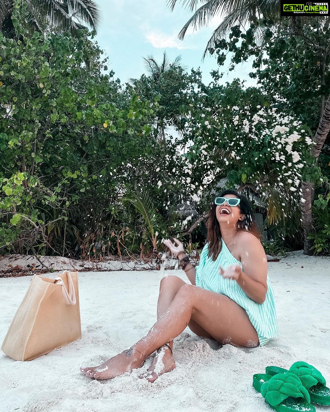 Kishwer Merchant Instagram - Mood 🫰🏻