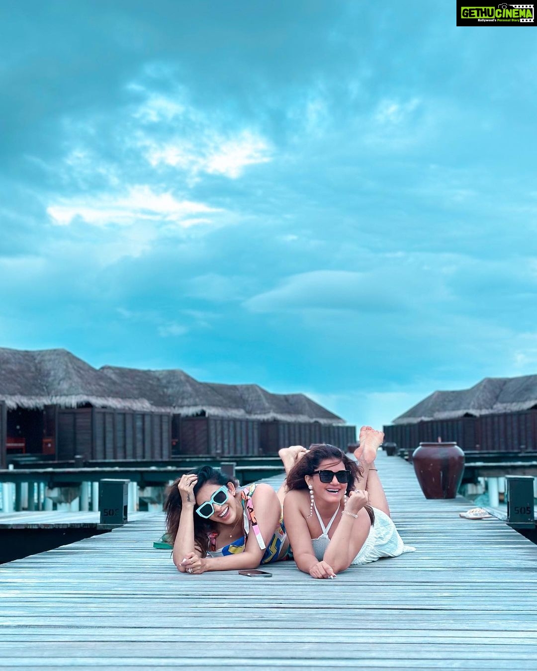 Kishwer Merchant Instagram - When she first says “What all you make me do for pictures” but finally gives in 🤣🤣 . Just chilling @coco_resorts @irisreps . #travel #sisinlaw #sistersinlaw #family #crazy #maldives #trip