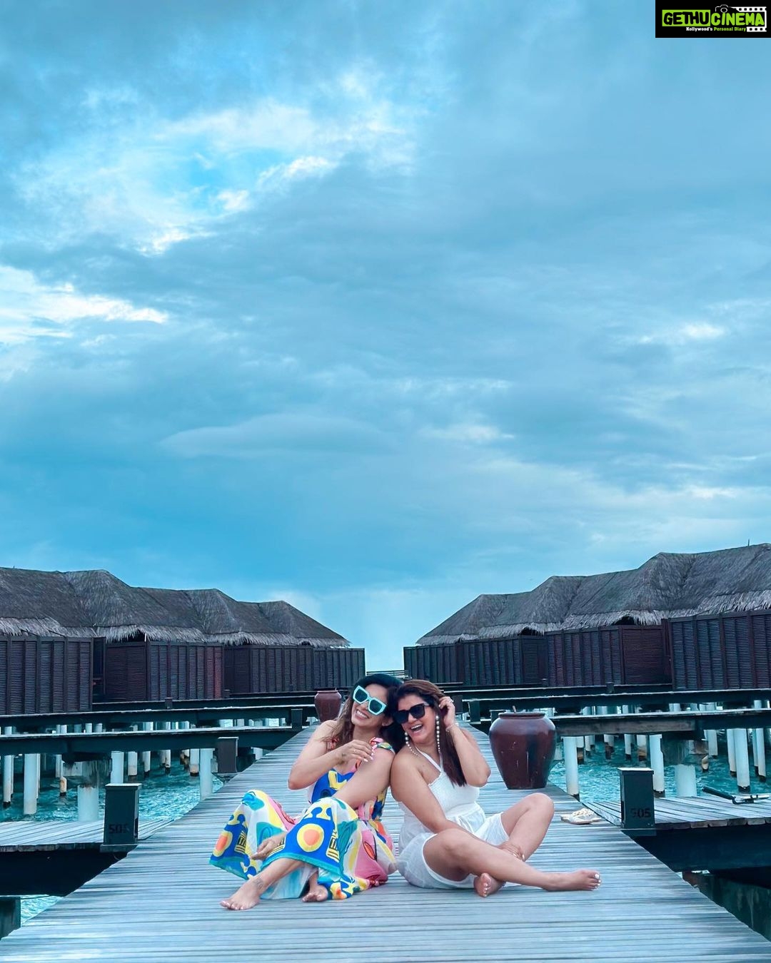 Kishwer Merchant Instagram - When she first says “What all you make me do for pictures” but finally gives in 🤣🤣 . Just chilling @coco_resorts @irisreps . #travel #sisinlaw #sistersinlaw #family #crazy #maldives #trip