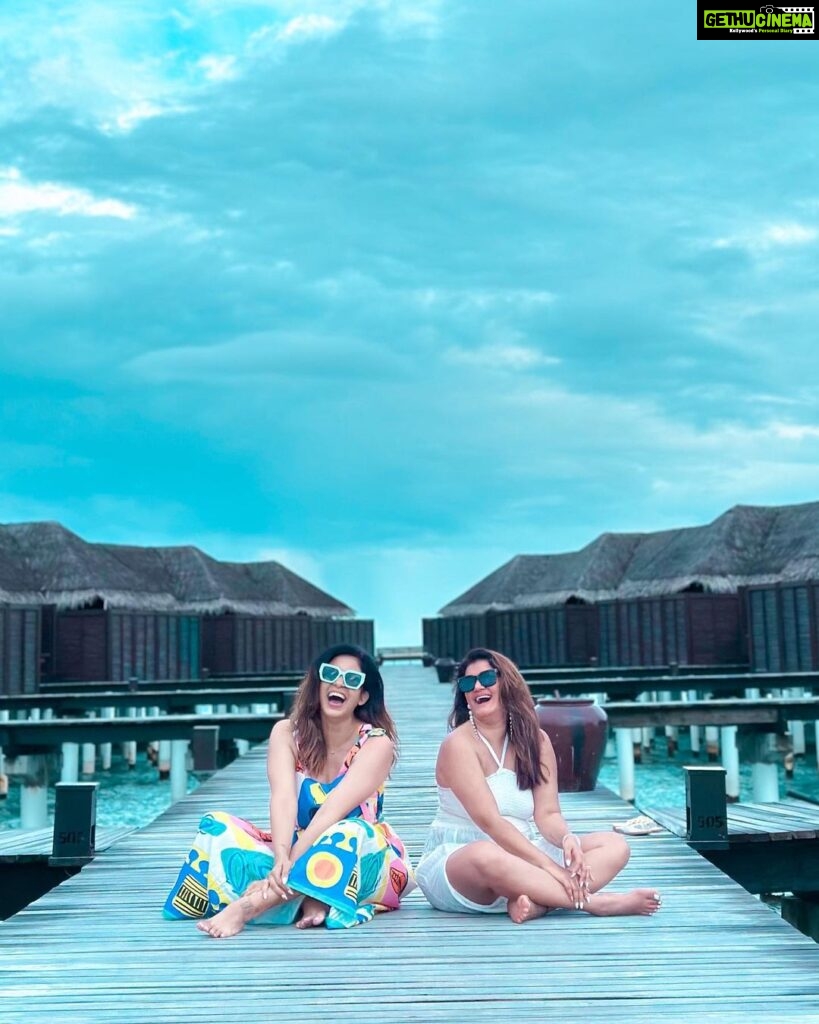 Kishwer Merchant Instagram - When she first says “What all you make me do for pictures” but finally gives in 🤣🤣 . Just chilling @coco_resorts @irisreps . #travel #sisinlaw #sistersinlaw #family #crazy #maldives #trip