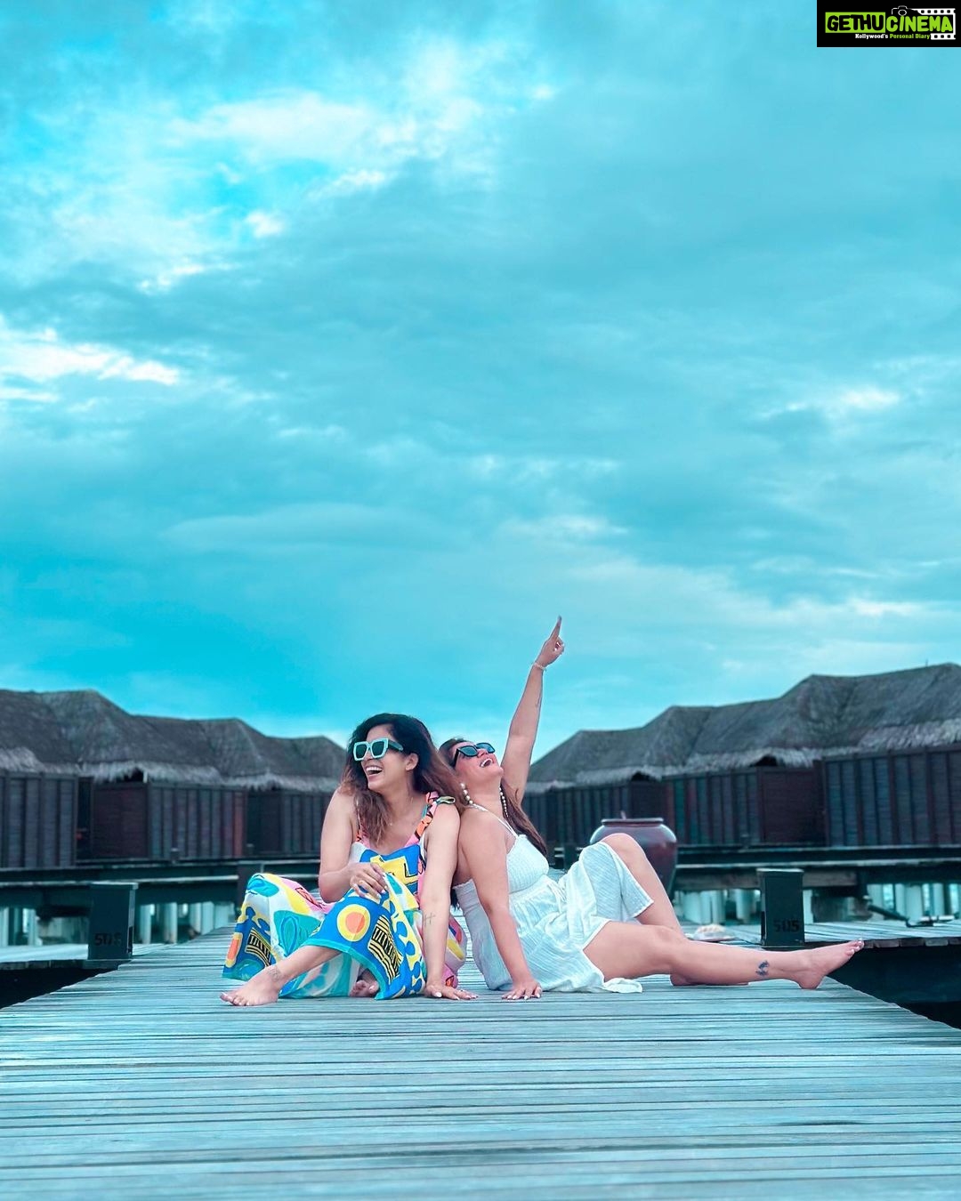 Kishwer Merchant Instagram - When she first says “What all you make me do for pictures” but finally gives in 🤣🤣 . Just chilling @coco_resorts @irisreps . #travel #sisinlaw #sistersinlaw #family #crazy #maldives #trip