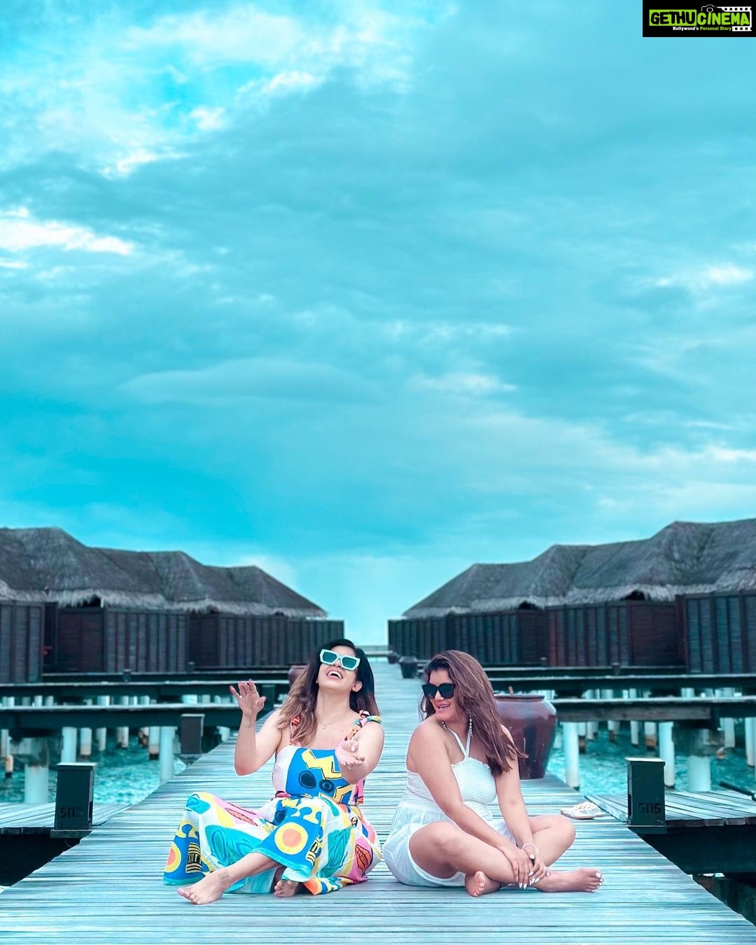 Kishwer Merchant Instagram - When she first says “What all you make me do for pictures” but finally gives in 🤣🤣 . Just chilling @coco_resorts @irisreps . #travel #sisinlaw #sistersinlaw #family #crazy #maldives #trip