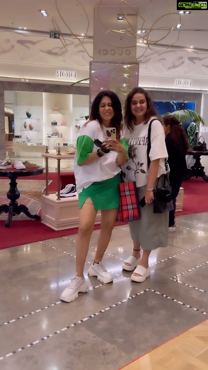 Kishwer Merchant Instagram - Welcome to Dubai 🥵 Window shopping se hua Bura haal 🙄