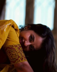 Komalee Prasad Instagram - When I was a " Tamil Ponnu " ❤️❤️❤️

When I wore no makeup to my face or my soul..
Imagined a rain and laughed my heart out..
Showed my freckles and the eyes wide.. 
Left the insecurities out and let the kid inside..

#chennai
#nomakeup 
#newbeginnings #manifestation #universe #grateful