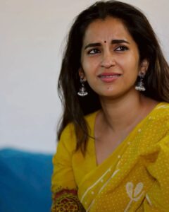 Komalee Prasad Instagram - When I was a " Tamil Ponnu " ❤️❤️❤️

When I wore no makeup to my face or my soul..
Imagined a rain and laughed my heart out..
Showed my freckles and the eyes wide.. 
Left the insecurities out and let the kid inside..

#chennai
#nomakeup 
#newbeginnings #manifestation #universe #grateful