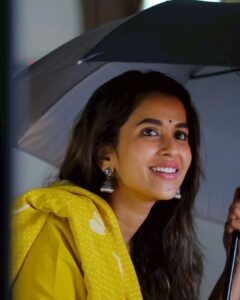 Komalee Prasad Instagram - When I was a " Tamil Ponnu " ❤️❤️❤️

When I wore no makeup to my face or my soul..
Imagined a rain and laughed my heart out..
Showed my freckles and the eyes wide.. 
Left the insecurities out and let the kid inside..

#chennai
#nomakeup 
#newbeginnings #manifestation #universe #grateful