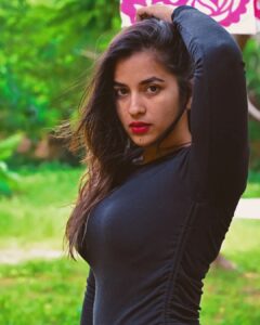 Komalee Prasad Instagram - Wandering in the location casually with morning face and some red lipstick...🌅🌴💄

Pics by @nani__mca