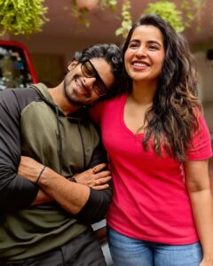 Komalee Prasad Instagram - Can you guess what's cooking here ??
You all will soon know about our drama , love and action 💞🥁💥

#newbeginnings #excited #ustoyou