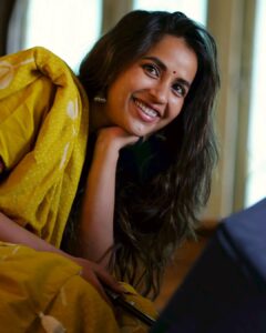 Komalee Prasad Instagram - When I was a " Tamil Ponnu " ❤️❤️❤️

When I wore no makeup to my face or my soul..
Imagined a rain and laughed my heart out..
Showed my freckles and the eyes wide.. 
Left the insecurities out and let the kid inside..

#chennai
#nomakeup 
#newbeginnings #manifestation #universe #grateful