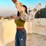 Komalee Prasad Instagram - Heart made of liquid sunsets... 🌤️🌼❤️ #goldenhour